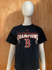 ADIDAS "BOSTON RED SOX" 2013 AMERICAN LEAGUE CHAMPIONS Graphic Print The Go To Tee  Kids Youth Unisex L Large Lrg Dark Blue T-Shirt Tee Shirt