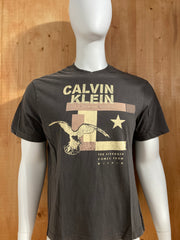 CALVIN KLEIN "THE STRENGTH COMES FROM WITHIN" Graphic Print Adult T-Shirt Tee Shirt XL Extra Xtra Large Dark Gray Shirt