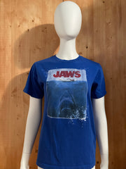 JAWS "1975 TWO SIDED POSTER" AMITY ISLAND POPULATION 2488 Graphic Print Kids Youth Unisex T-Shirt Tee Shirt L Lrg Large Blue Shirt