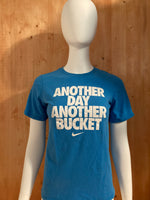 NIKE "ANOTHER DAY ANOTHER BUCKET" ATHLETIC CUT Graphic Print Adult L Large Lrg Blue T-Shirt Tee Shirt