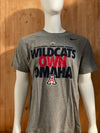 NIKE "WILD CATS OWN OMAHA" 2012 NCAA DIVISION 1 BASEBALL NATIONAL CHAMPIONS STANDARD FIT Adult XL Extra Large Xtra Large Gray T-Shirt Tee Shirt