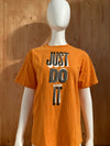 NIKE "JUST DO IT" Graphic Print Youth Unisex T-Shirt Tee Shirt XL Extra Xtra Large Orange Shirt