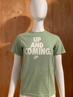 NIKE "UP AND COMING" Graphic Print Kids Youth Unisex T-Shirt Tee Shirt M Medium MD Light Green Shirt