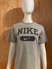 NIKE "SWOOSH" Graphic Print Kids Youth Unisex T-Shirt Tee Shirt M MD Medium Gray Shirt