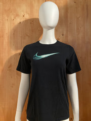 NIKE "SWOOSH" ATHLETIC CUT Graphic Print The Nike Tee Kids Youth Unisex T-Shirt Tee Shirt XL Xtra Extra Large Black Shirt