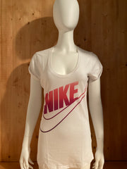 NIKE "SWOOSH" Loose Fit Graphic Print Adult T-Shirt Tee Shirt S SM Small White Scoop Neck Shirt
