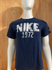 NIKE "1972" REGULAR FIT Graphic Print Adult T-Shirt Tee Shirt M Medium MD Dark Blue Shirt