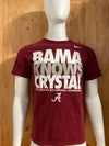 NIKE "BAMA KNOWS CRYSTAL" 2013 DISCOVER BCS NATIONAL CHAMPIONSHIP REGULAR FIT Graphic Print Adult T-Shirt Tee Shirt S SM SMall Maroon Shirt