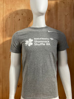 NIKE "BANK OF AMERICA" SHAMROCK SHUFFLE 8K ATHLETIC CUT Graphic Print Adult The Nike Tee T-Shirt Tee Shirt S SM Small Gray Shirt
