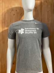 NIKE "BANK OF AMERICA" SHAMROCK SHUFFLE 8K ATHLETIC CUT Graphic Print Adult The Nike Tee T-Shirt Tee Shirt S SM Small Gray Shirt