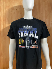 ANVIL "STANLEY CUP FINAL 2010" CHICAGO BLACKHAWKS VS PHILADELPHIA FLYERS Graphic Print Adult T-Shirt Tee Shirt XL Extra Xtra Large Black Shirt