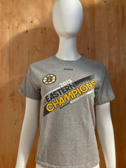REEBOK "BOSTON BRUINS 2013 EASTERN CONFERENCE CHAMPIONS" NHL HOCKEY Graphic Print Kids Youth M Medium MD Gray Unisex T-Shirt Tee Shirt